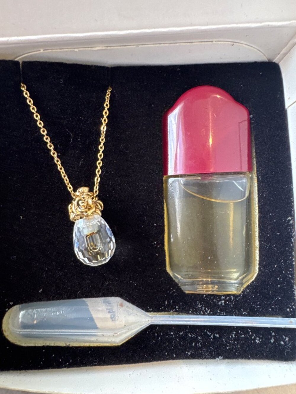 Avon Fragrance Scentsations Pendant Necklace